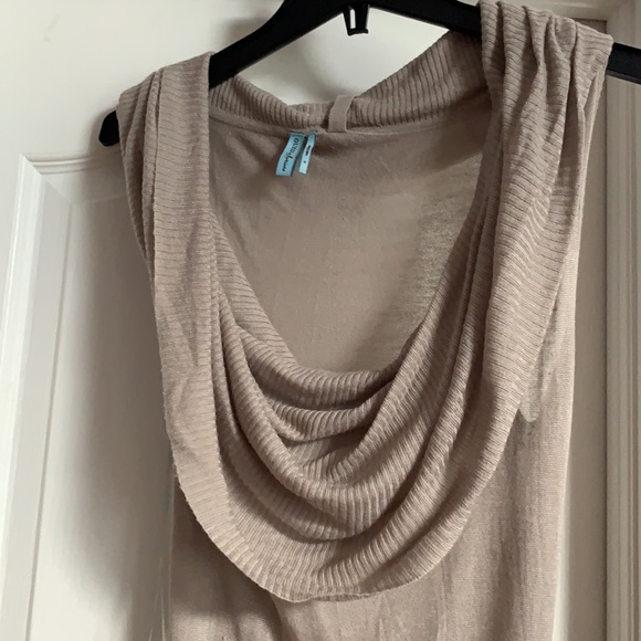 Drape neckline sleeveless top - Picture 2 of 4